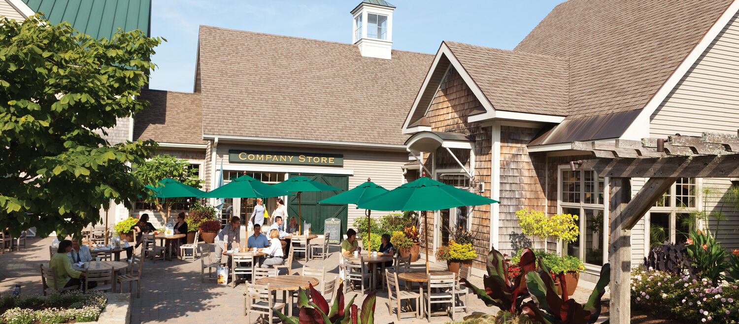 Exterior Shot of the outside of the Stonewall Kitchen Cafe with alfresco dining